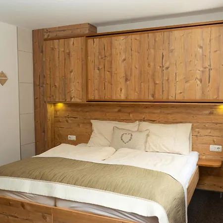 Grief 143- Naviser Huette بيت للعطل Navis