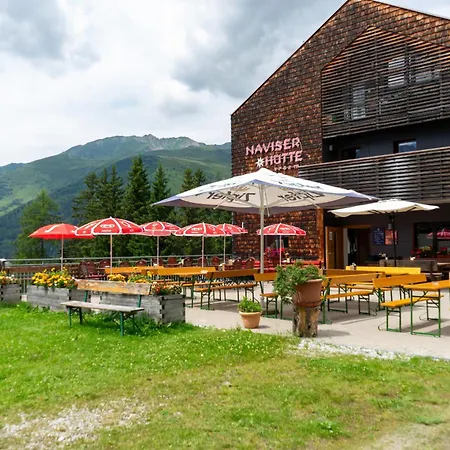 Grief 143- Naviser Huette بيت للعطل *